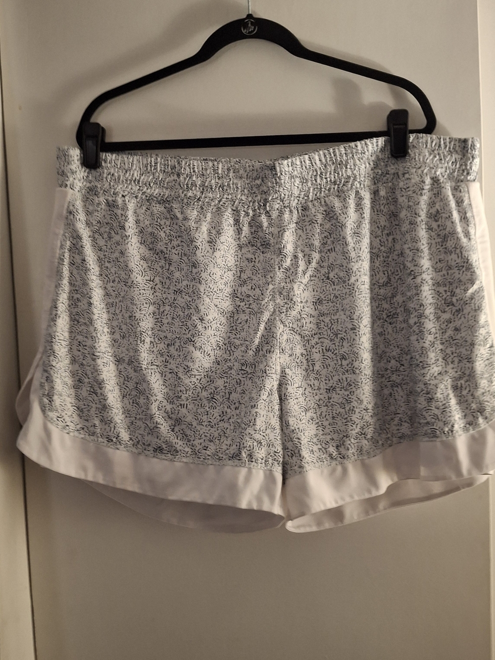 Energy Zone Women's Light Gray And White Patterened Athletic Skort Shorts